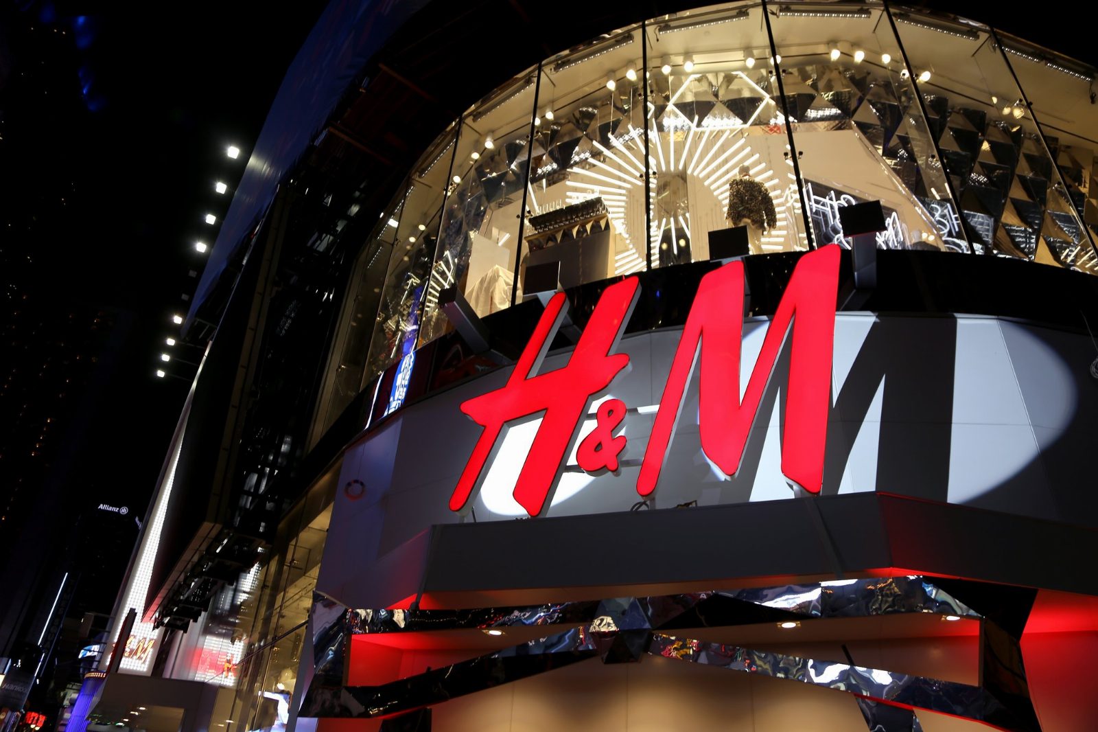 Надо соглашаться: H&M приглашают на работу в Украине