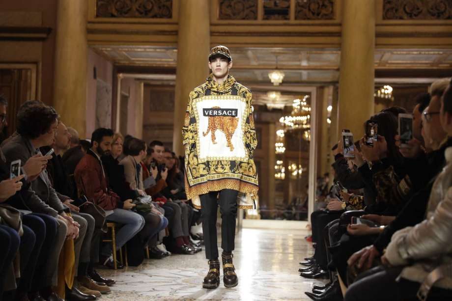 Итало-шотландская роскошь в мужской коллекции Versace Fall 2018
