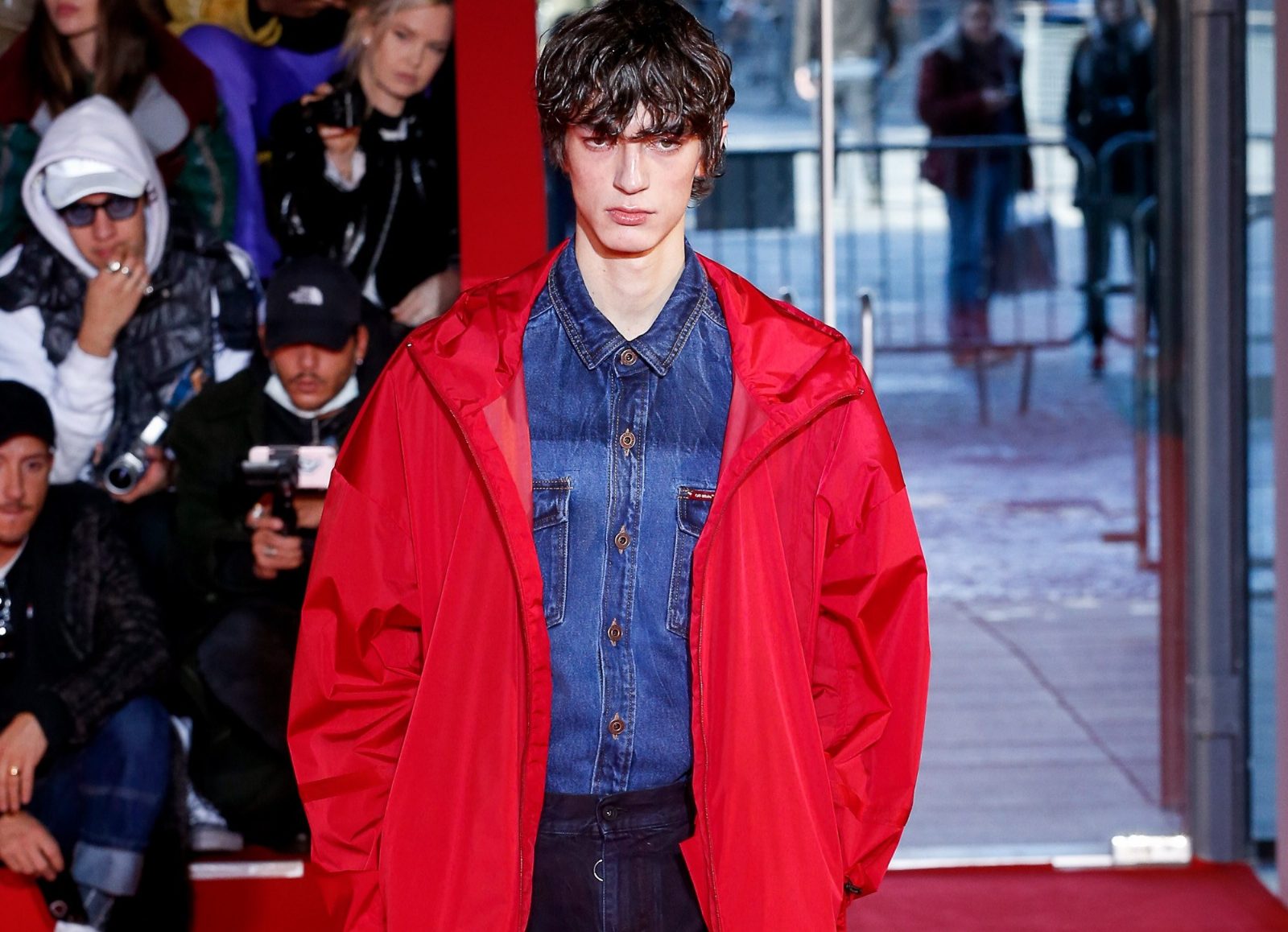 Джинсы с завышенной талией и принт тай-дай в коллекции Off-White  Fall 2018 Menswear