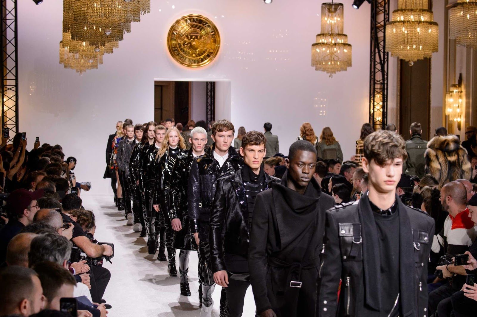 Fashion revolution на показе Balmain Fall 2018 Menswear