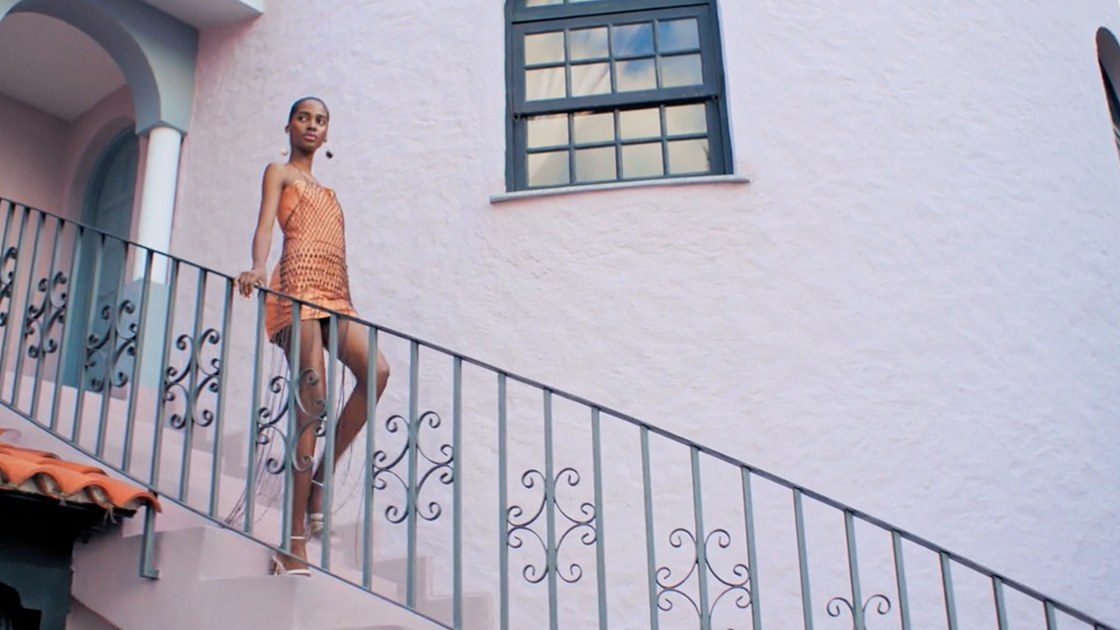 Зажигательные танцы на побережье Тенерифе в рекламной кампании Jacquemus