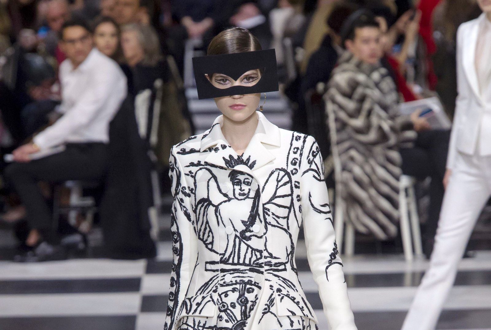 Christian Dior показал, как создавалась роспись на ткани для кутюрной коллекции