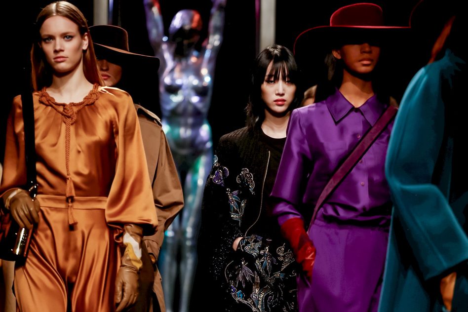 Смелая и уверенная в себе: 20 лучших образов в коллекции Alberta Ferretti FW'18/19
