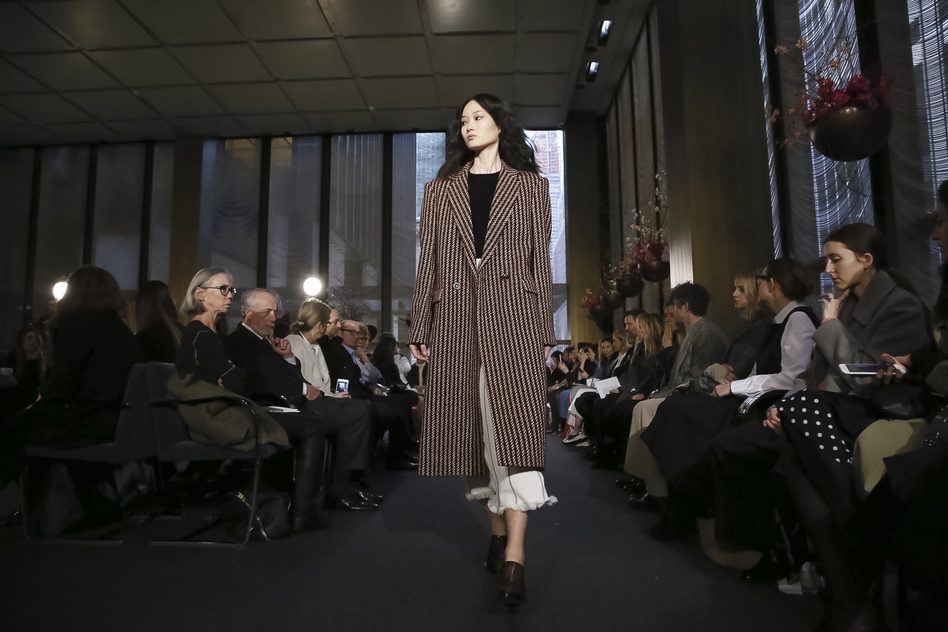 На коне: 20 лучших образов с показа Derek Lam FW’18/19
