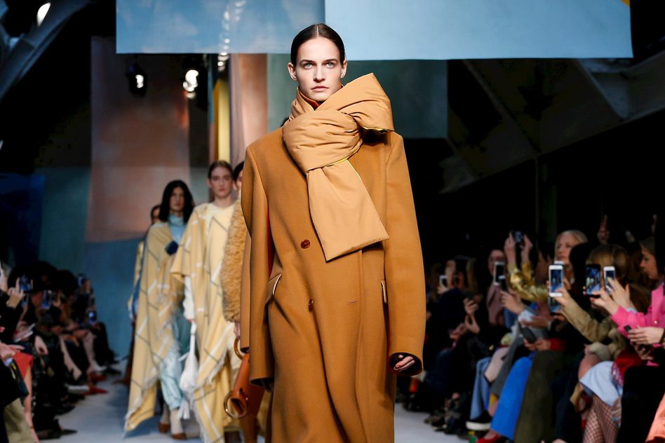 Абстрактные формы и жизнерадостные оттенки в коллекции Roksanda FW’18/19