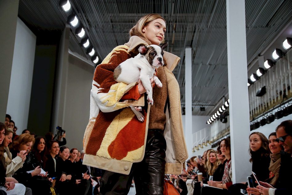 Джиджи Хадид с бульдогом на руках на показе Tod’s FW’18/19