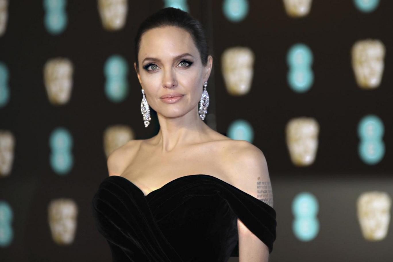 10 лучших нарядов 71-й премии BAFTA