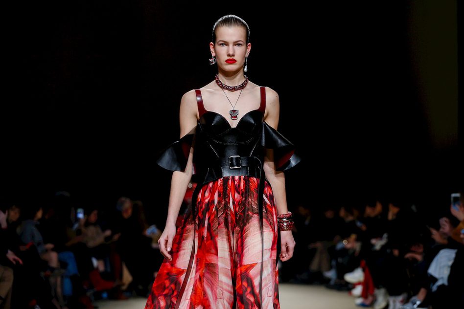 Смокинги с платьями на показе Alexander McQueen FW’18/19