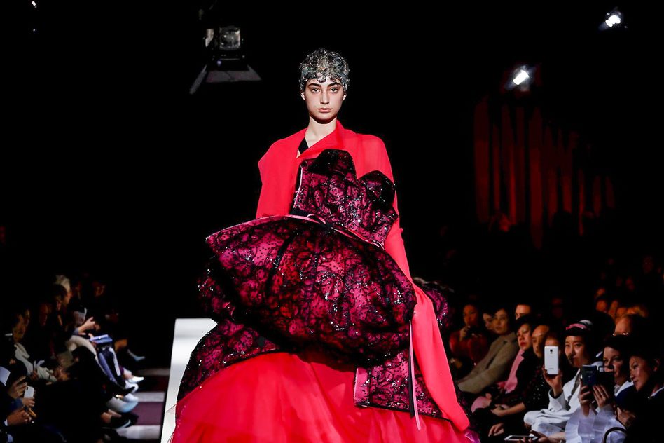 Слои фатина и накладки на показе Comme des Garçons FW'18/19