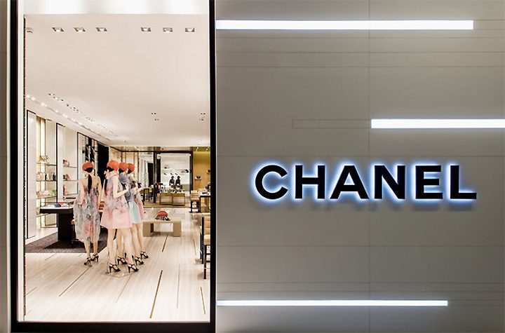 Глава LVMH опроверг слухи о покупке Chanel
