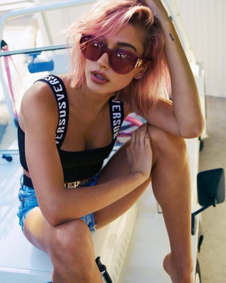 Hailey-Baldwin-Pink-Hair03-768x960