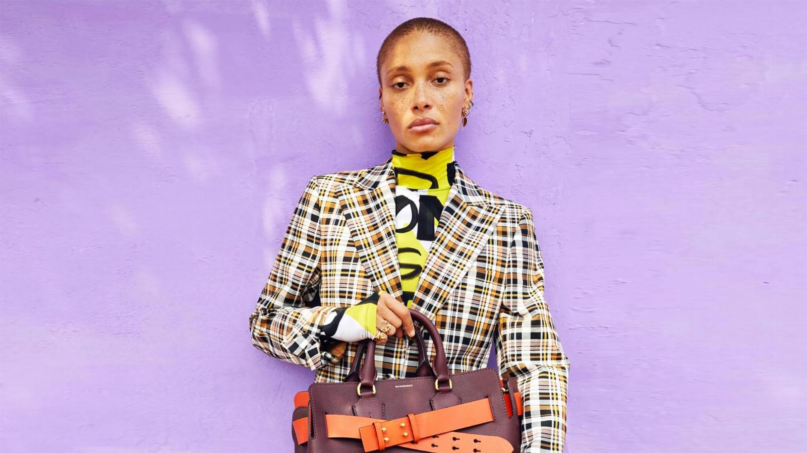 Burberry приобретает компанию по производству кожаных изделий