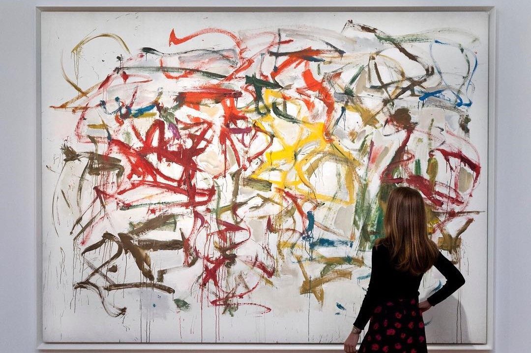 Sotheby's и Christie's отказались от фото девушек с произведениями искусства