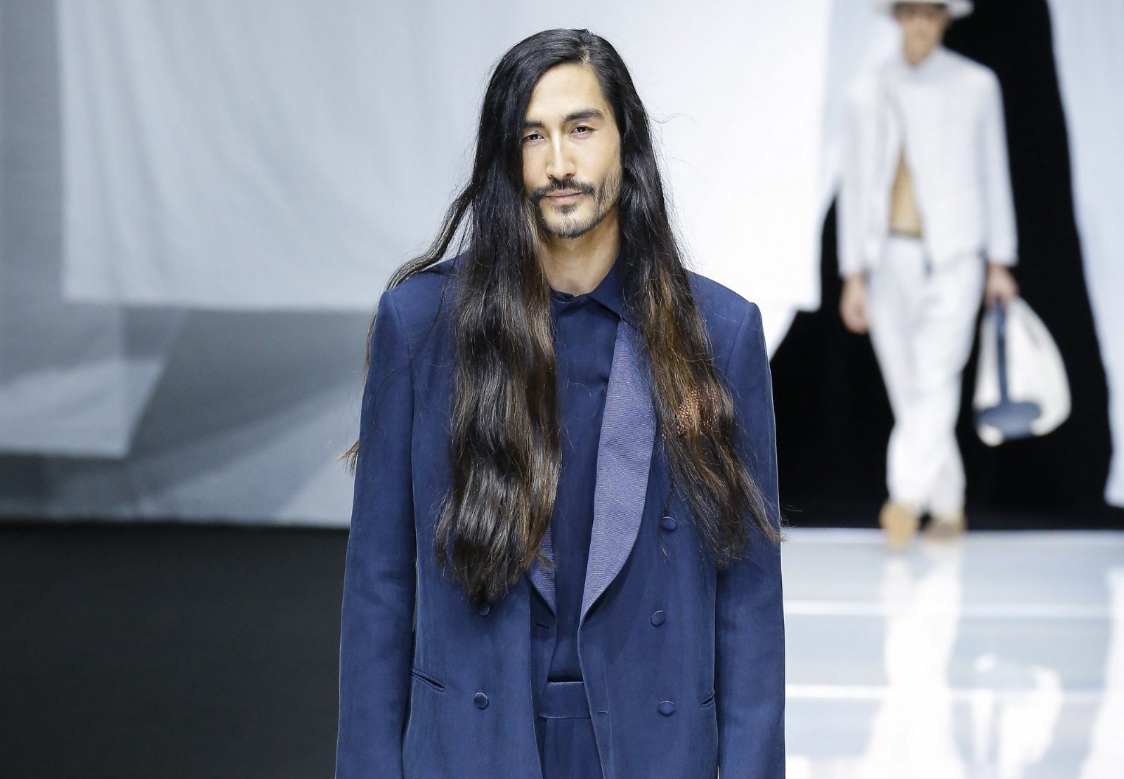 С ног до головы в синем: коллекция Giorgio Armani Menswear SS'19