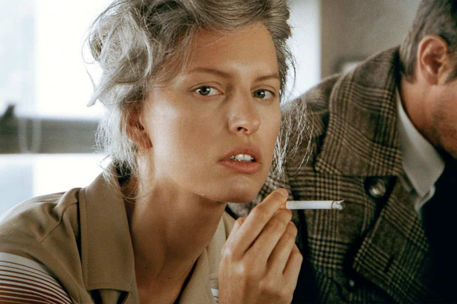 На первой обложке «Vogue Чехословакия» Каролина Куркова появилась в пальто из секонд-хенда