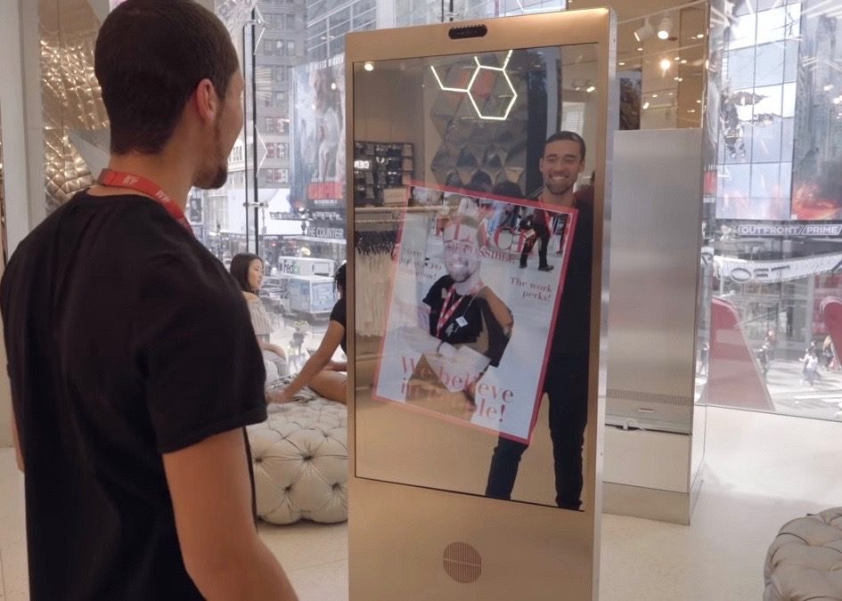 Microsoft создал для H&M умное зеркало, которое делает селфи