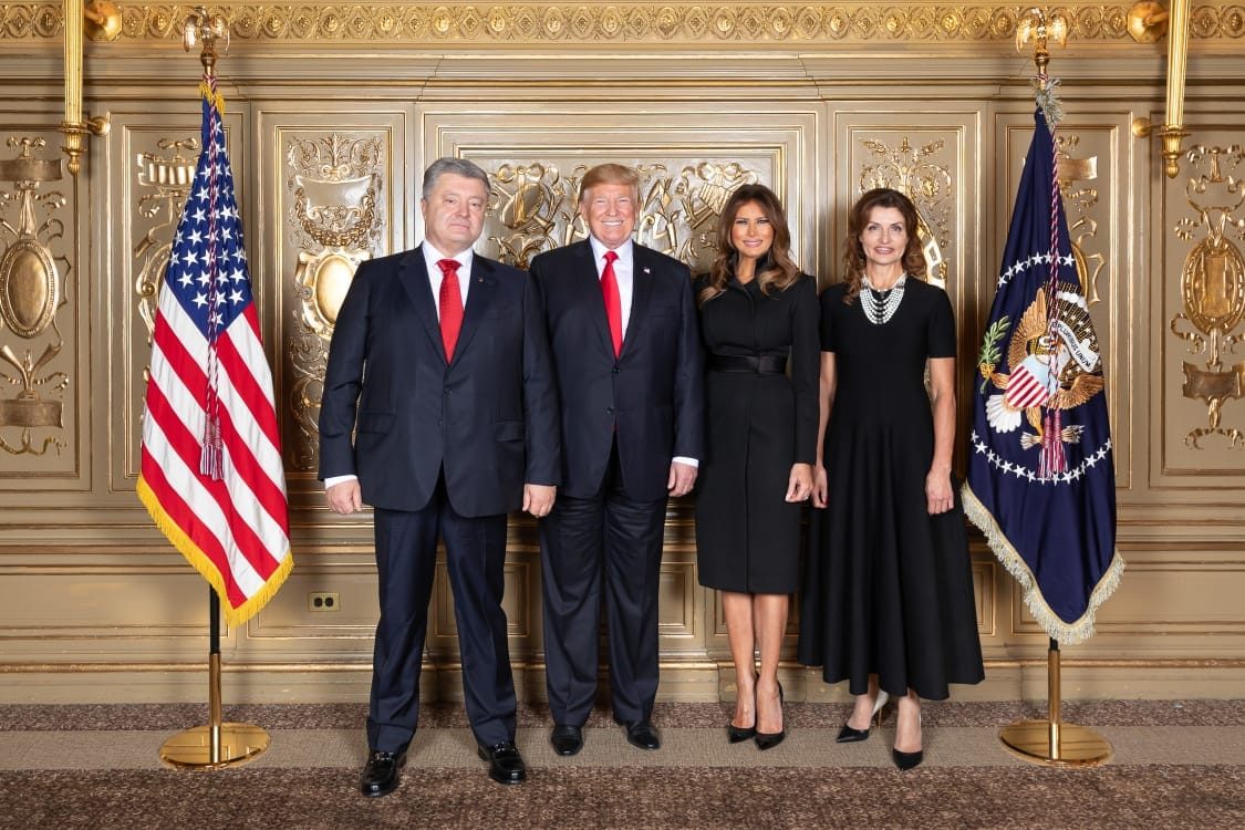 Трамп, Порошенко и их жены появились на встрече в похожих нарядах