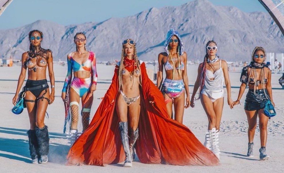 Стразы на груди, или В чем появились знаменитости на Burning Man 2018?