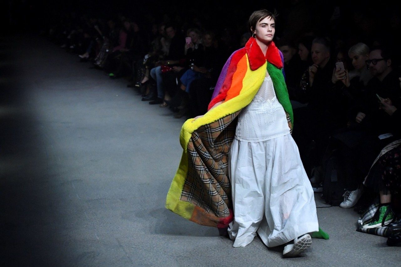 Burberry отказался от натурального меха и больше не будет сжигать одежду