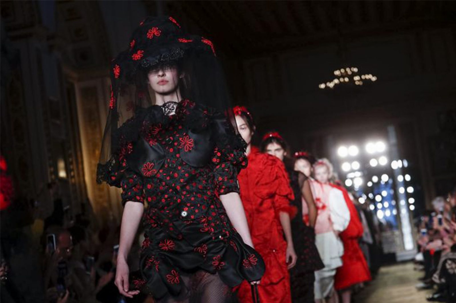 Китайские аристократки на показе Simone Rocha SS'19