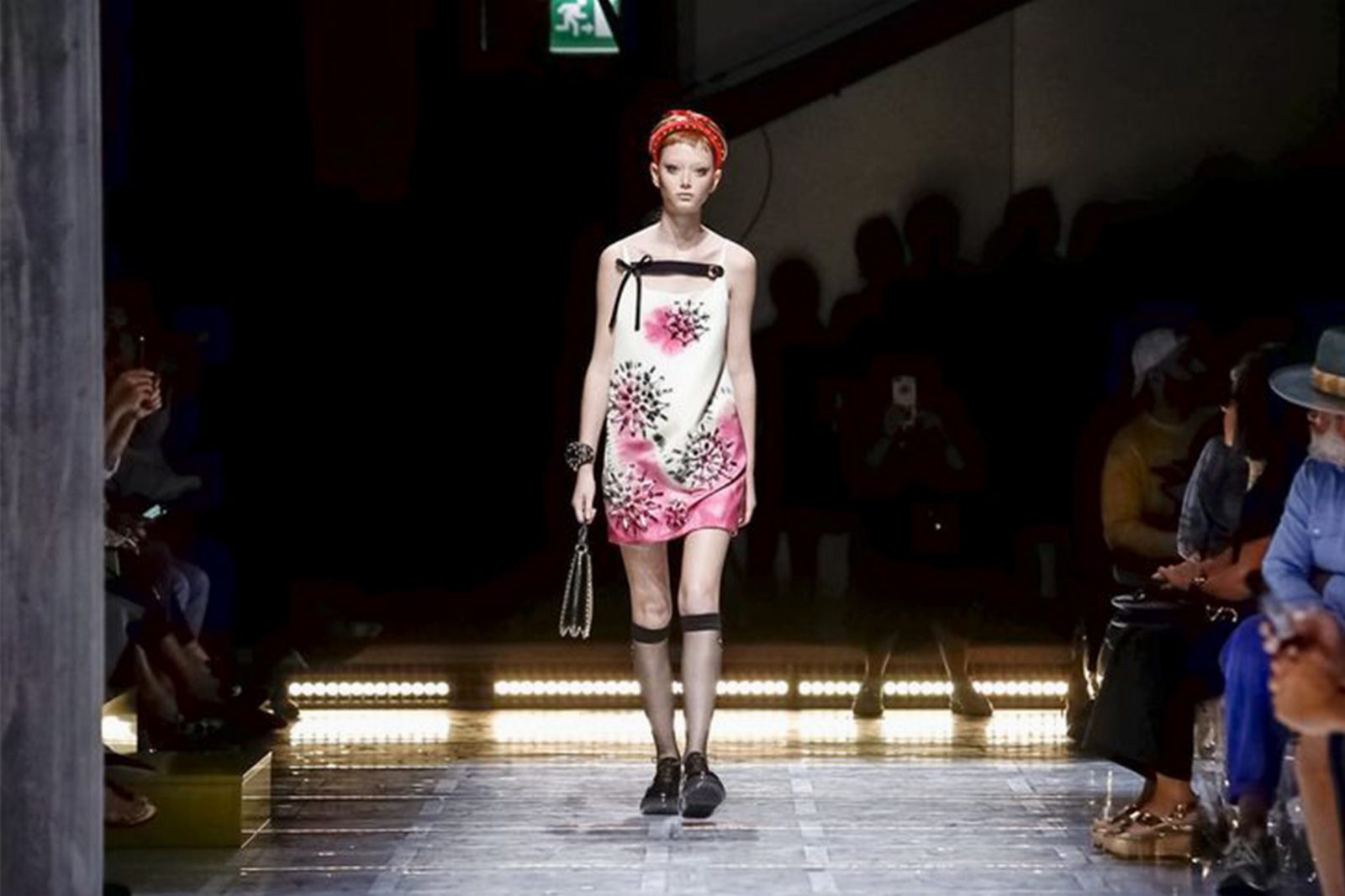 Атласные платья и принты в стиле 60-х в коллекции Prada SS’19