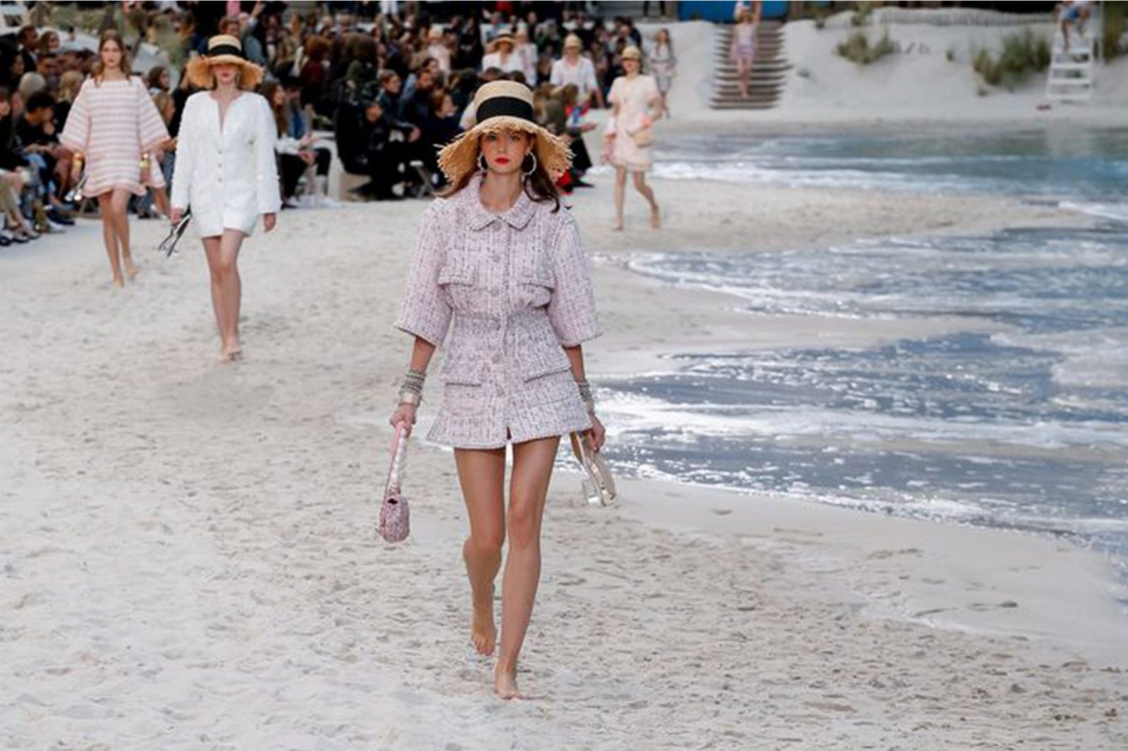 Пляжный стиль и логомания в коллекции Chanel SS’19