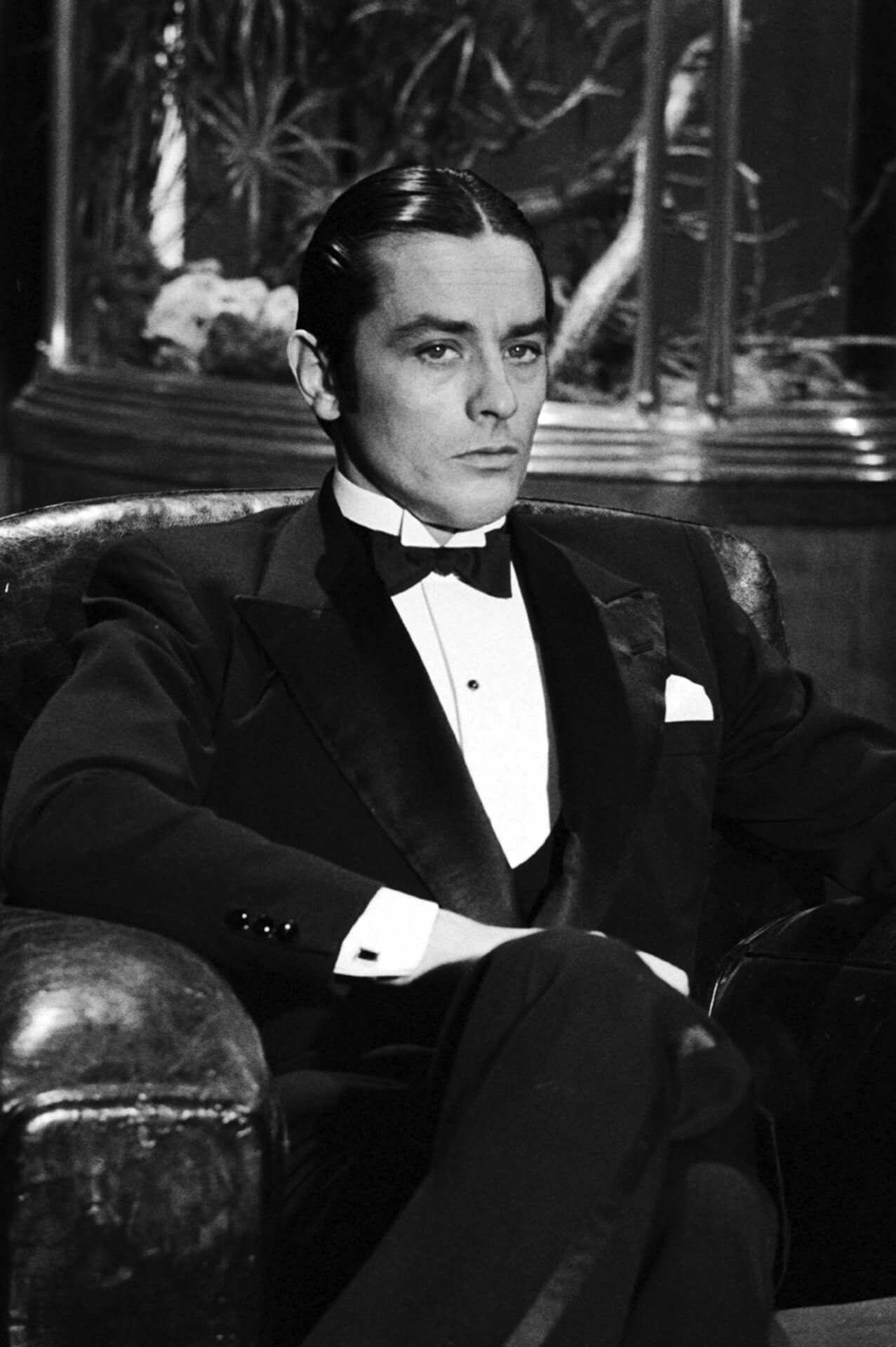 Alain-Delon-with-middle-part-one-stuf-shirt-front-and-black-cuff-links-with-wing-collar