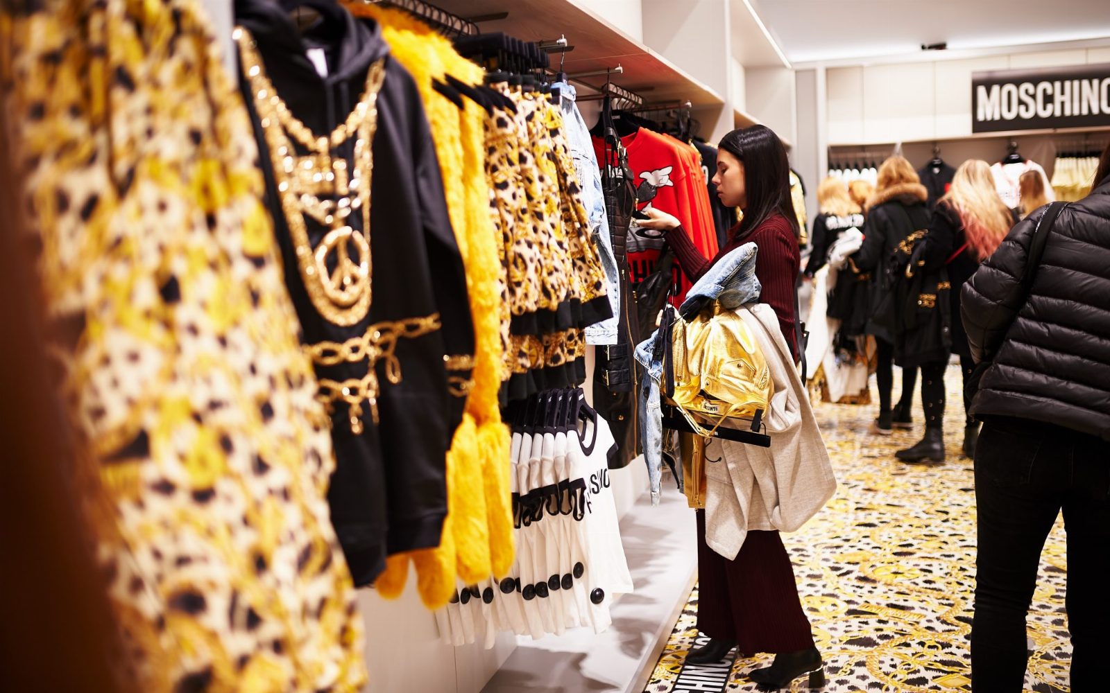 Стартовала продажа лимитированной дизайнерской коллекции Moschino [tv] H&M