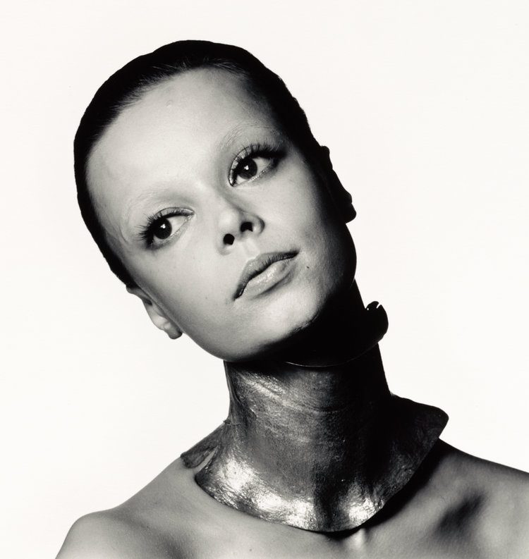 mouche_with_gold_neck_band