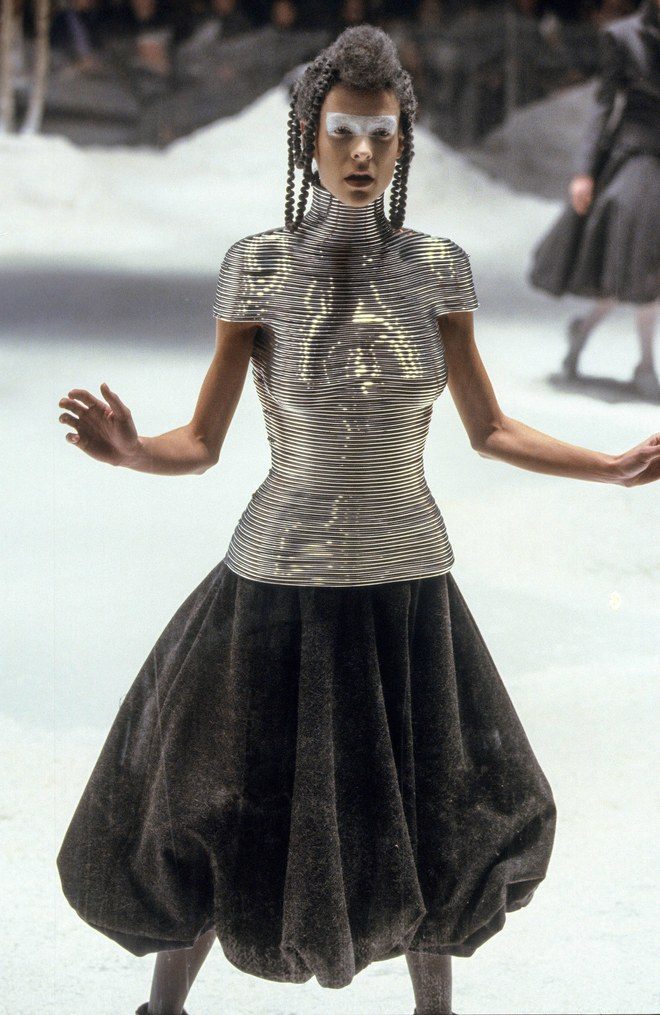 ALEXANDER-MCQUEEN-FALL-1999-RTW-DETAIL-12-LAURA-MORGAN