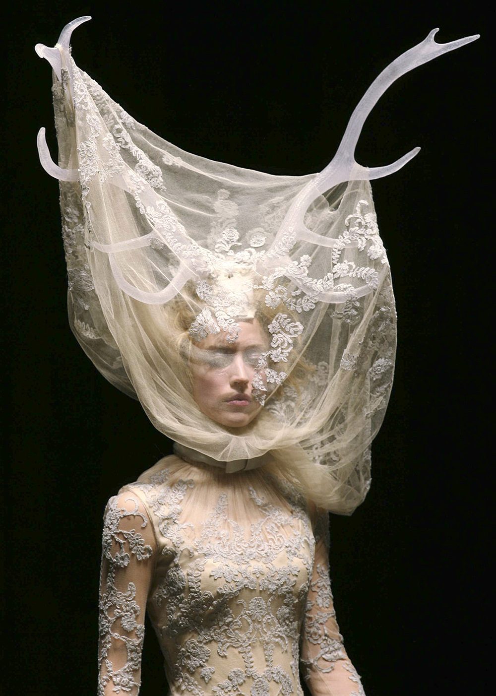 Lace-Antler-Headdress-Alexander-McQueen