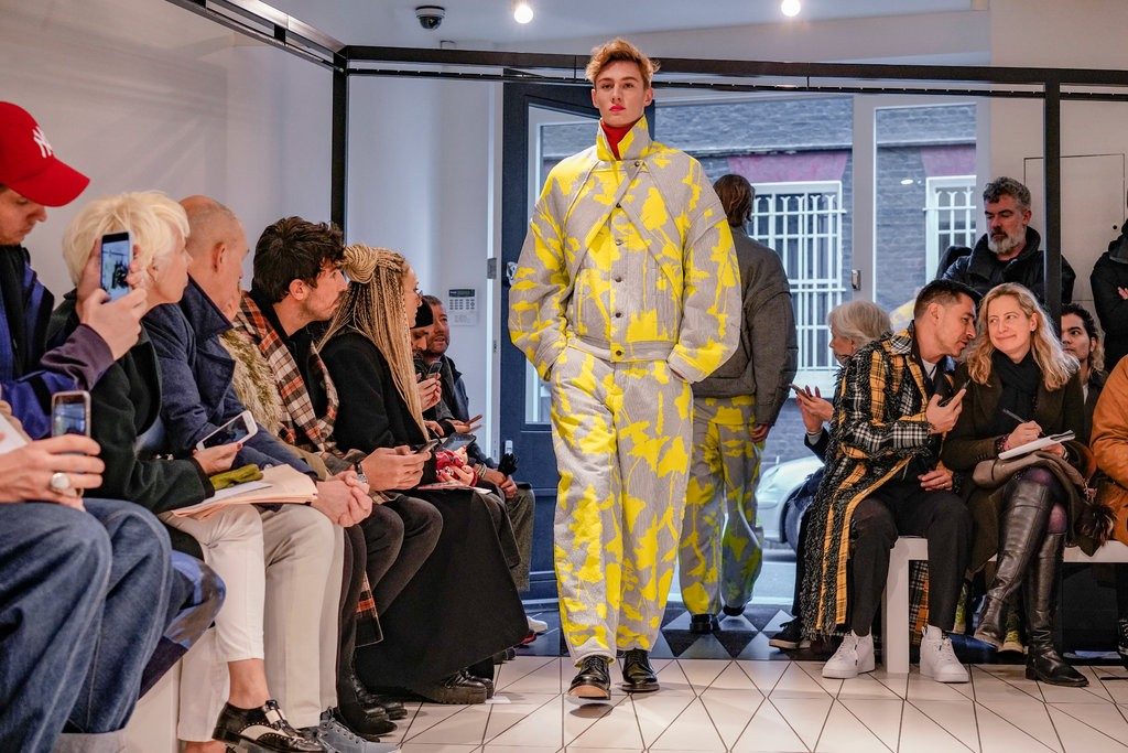 07LWFM-Chalayan-jumbo