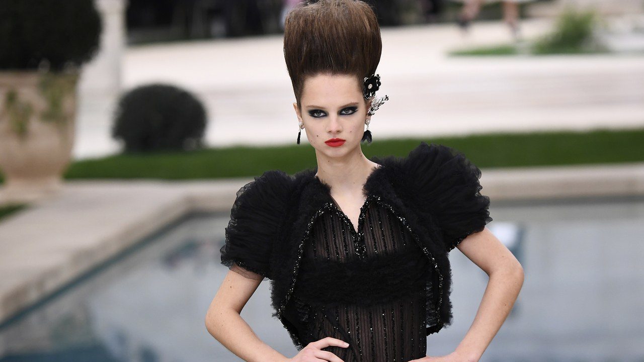 Нежные цветы и дерзкие beauty-акценты на показе Chanel Spring 2019 Couture