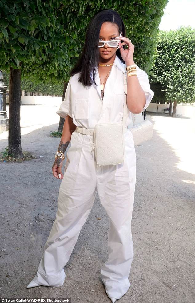 4D7C843C00000578-5870255-Work_it_Rihanna_continued_to_turn_heads_as_she_arrived_to_the_Lo-a-18_1529590064393