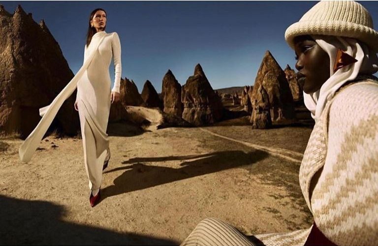 Белла Хадид и Адут Акеч позируют посреди пустыни в новом кампейне Missoni