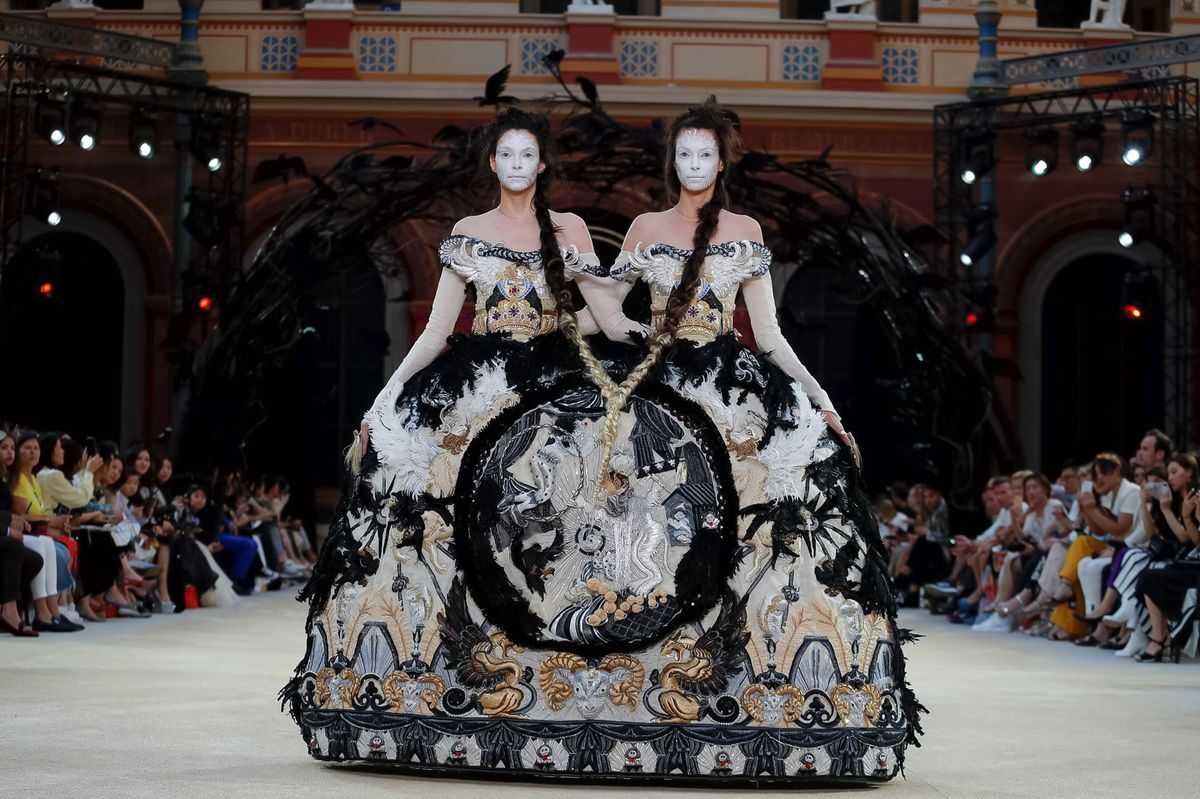 Мифические божества оживают в коллекции Guo Pei Couture