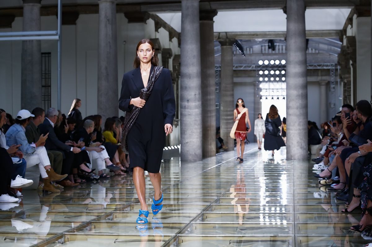 Необходимые аксессуары: показ Bottega Veneta на Миланской неделе моды