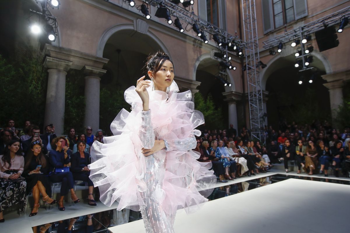 Прозрачные платья, кристаллы и идеально скроенные костюмы в коллекции Giorgio Armani SS'20