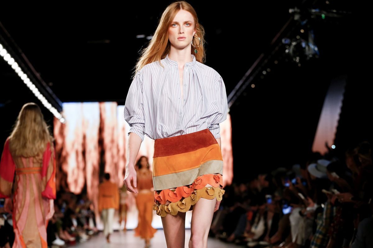 Мечтательная героиня 70-х, замша и tie-die в коллекции Alberta Ferretti