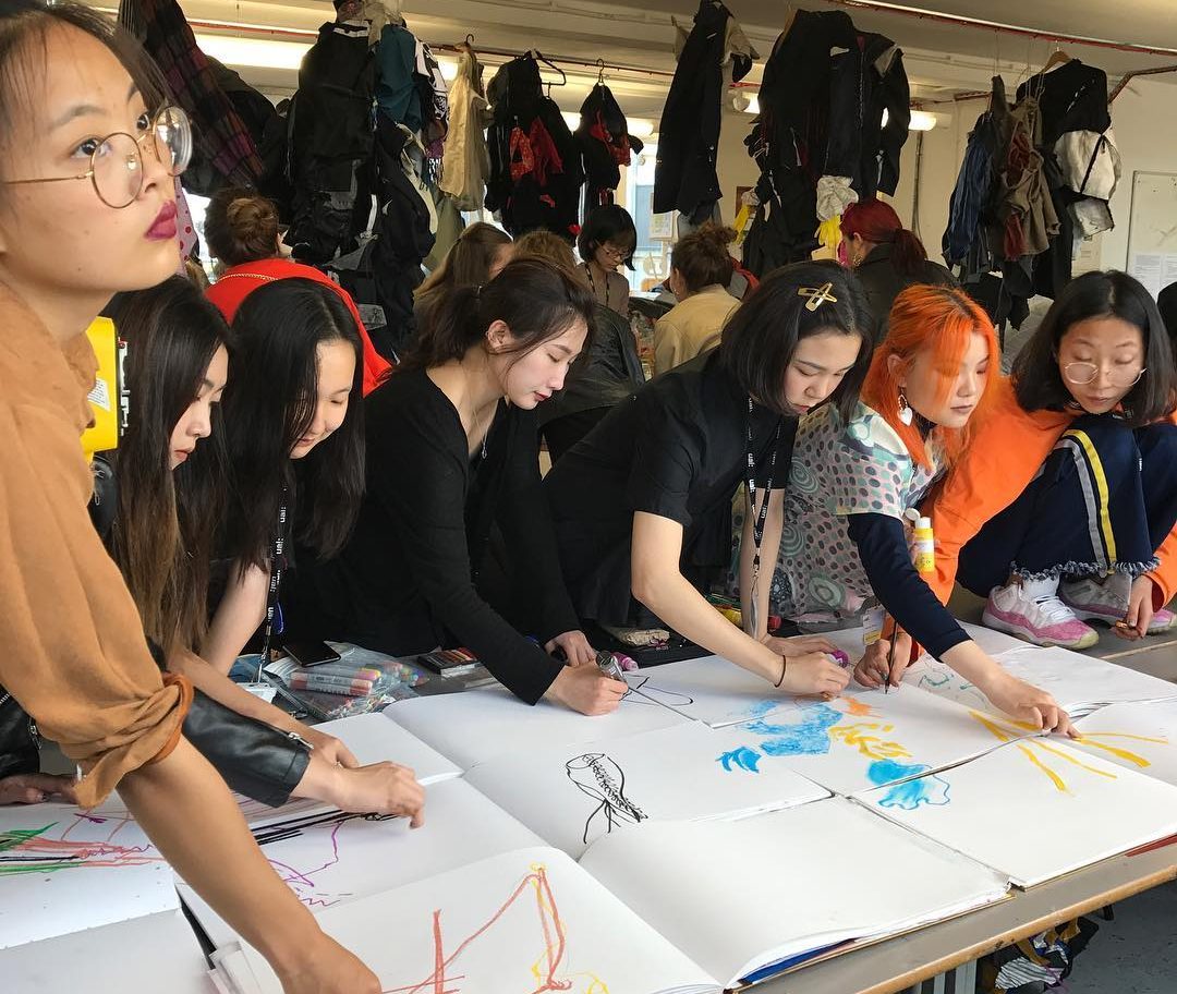 Школу дизайна Central Saint Martins обвинили в расизме за революционные баннеры в Instagram