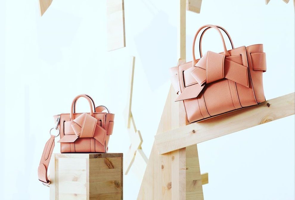 Британский бренд Mulberry и шведский модный Дом Acne Studios выпустили совместную коллекцию сумок