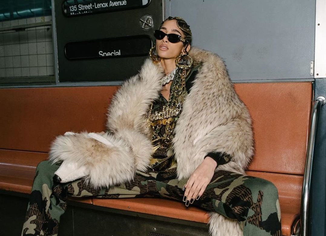 Гигантские цепи и яркие принты – Moschino представил коллекцию pre-fall 2020 в вагоне метро