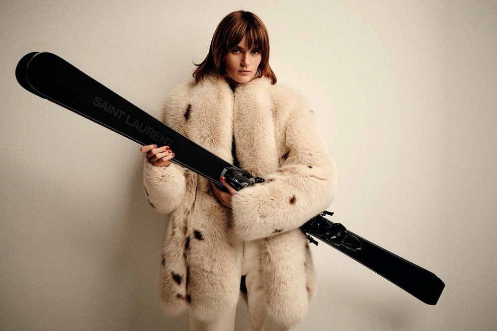 Лыжи, шоколад и елочные игрушки – Saint Laurent выпустил коллекцию новогодних подарков