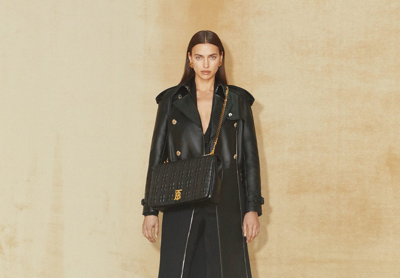 Встреча классики и современных силуэтов в кампании Burberry Pre-Fall 2020
