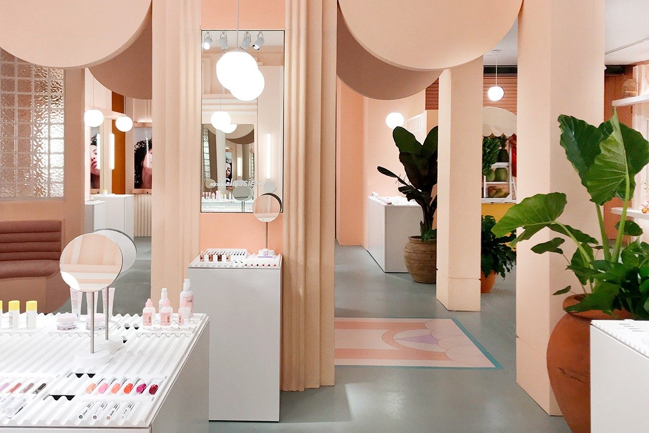 Кружевной декор и аффирмации: 7 запоминающихся pop-up stores
