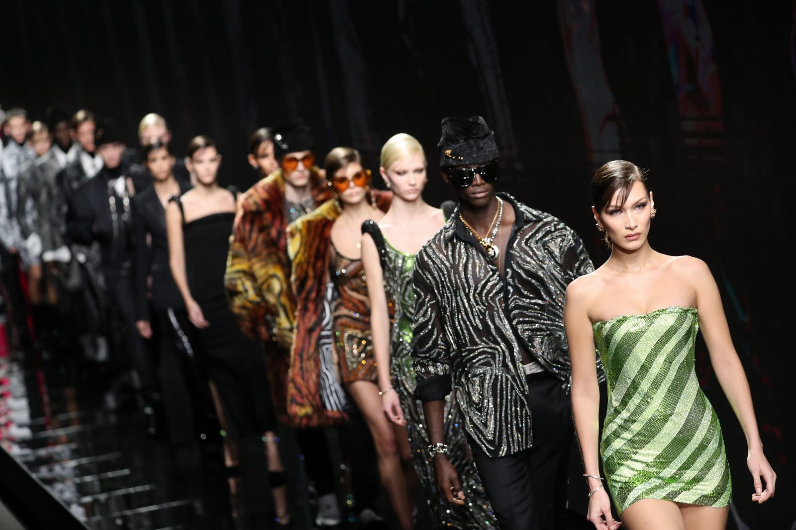 Versace FW'2020: гипертрофированная женственность и спортшик