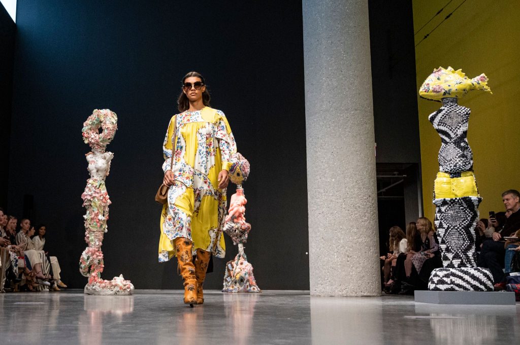 Tory Burch FW 2020-2021: цветочный принт, жабо и отложные воротники
