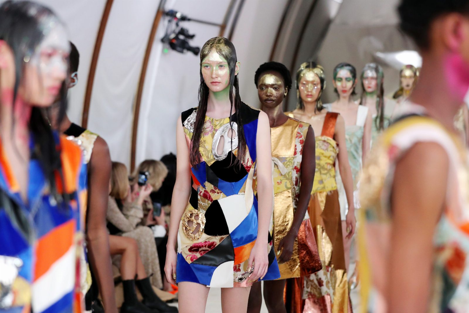 Marni FW'2020: апсайклинг и ткани, созданные на станках, разработанных да Винчи