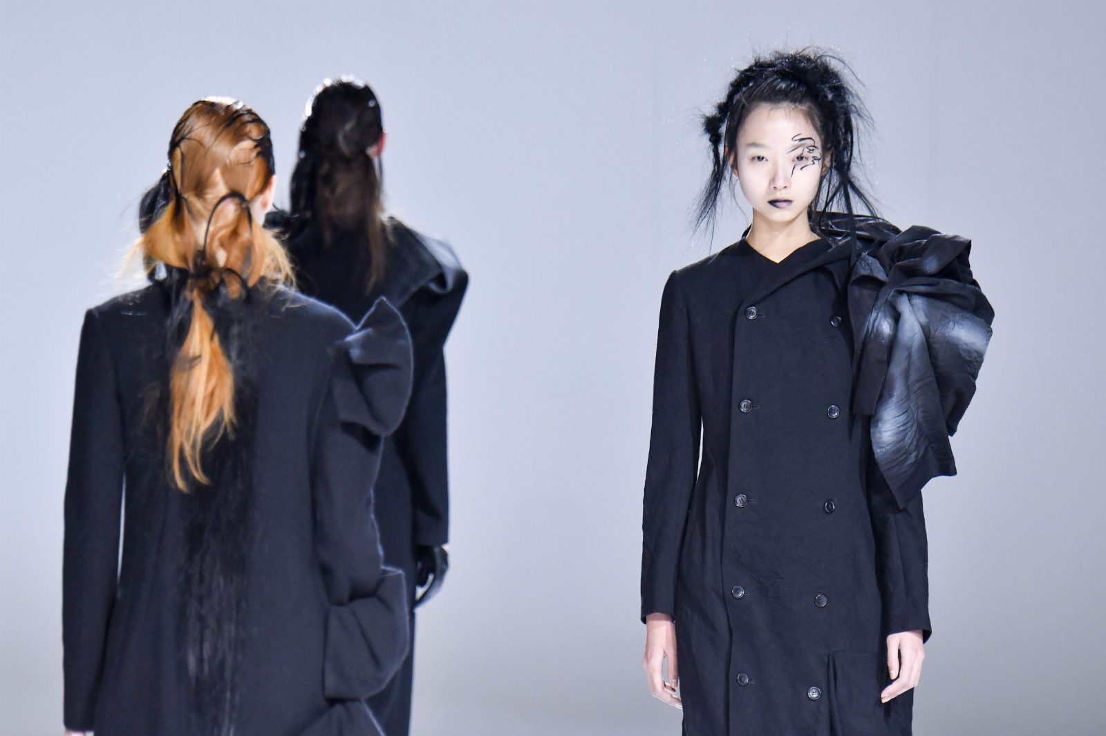 Yohji Yamamoto FW'2020: возвращение к истокам и меланхоличный романтизм