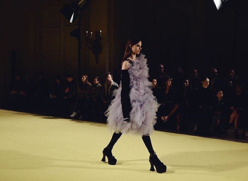 Vera Wang FW’20: готическая девочка-сорванец и зефирные изделия из тюля